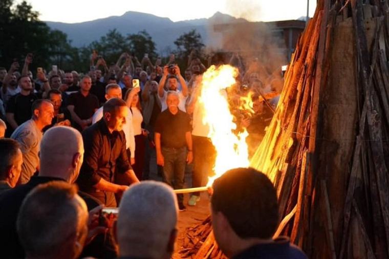 Në Gllogjan ndizet “Zjarri i Lirisë”, mbështetje për ish-krerët e UÇK-së në Hagë