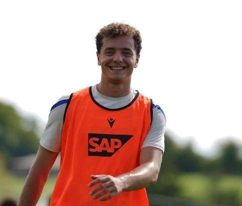 Fisnik Asllani shfaqet i buzëqeshur, njofton kthimin