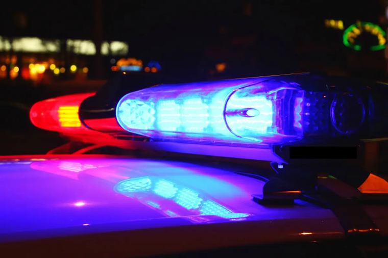 Një person me probleme shëndetësore u shkakton lëndime dy familjarëve, arrestohet nga policia