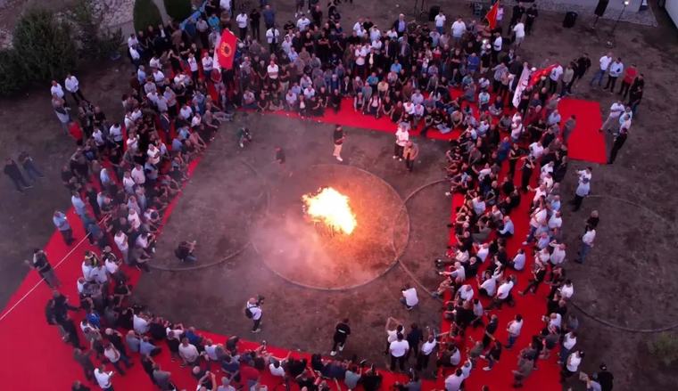 Në Likofc ndizet “flaka e lirisë”, mesazh i fuqishëm për vendimin e Hagës
