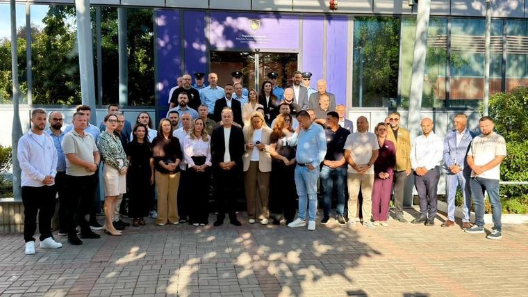 PDK dhe Aleanca në protestë para Qeverisë: Kurti po e mban peng shtetin