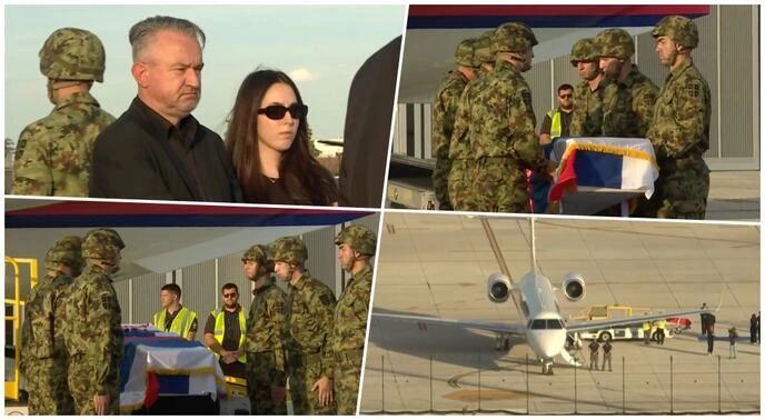 Serbia e pret me nderime të larta ushtarake trupin e kriminelit të luftës Mlladiq