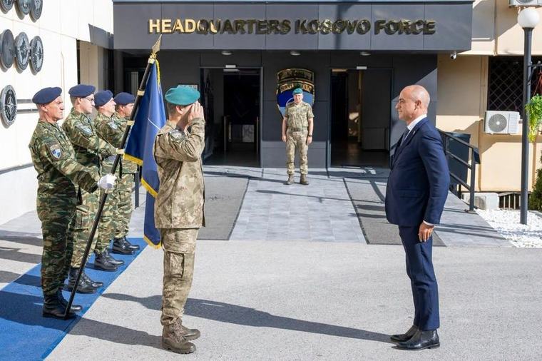 Komandanti i KFOR-it takohet me shefin e ri të EULEX-it, diskutojnë për sigurinë në Kosovë Lajme 3 orë