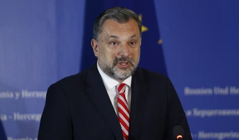 Sarajeva e tërheq stafin e Ambasadës nga Serbia pas varrimit të Mlladiqit me nderime shtetërore para 1 orë