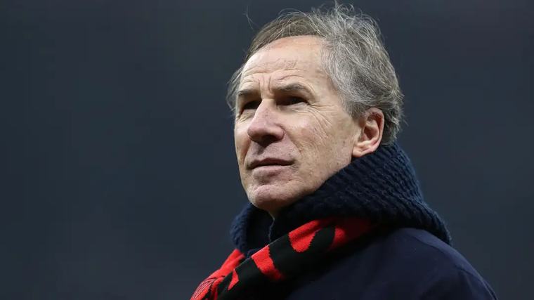 Tifozët e Juventusi dhe klubi e nderojnë të ndjerin, Franco Baresi, legjendën e Milanit