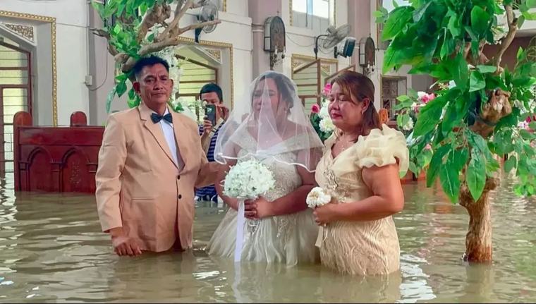 U martuan mes ujërave, çiftin filipinas nuk e ndalin as përmbytjet