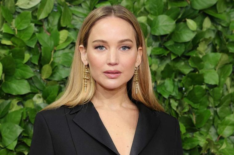Jennifer Lawrence zbulon pse mban shpesh shami në publik: Nuk është për modë