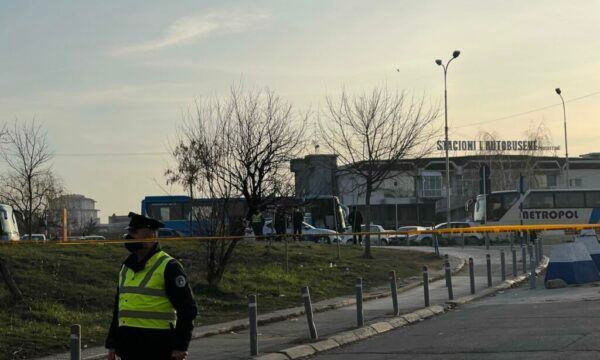 3 Gjendet pa shenja jete një person në stacionin e autobusëve në Prishtinë