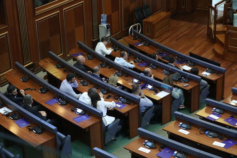 Ish-opozita e përçarë dhe pa strategji për presidentin, vlerësojnë njohësit
