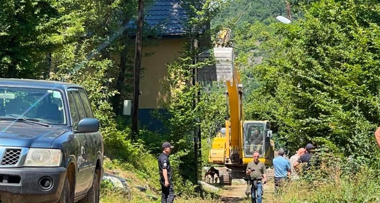 Aksion në Rezallë të Zubin Potokut, nis rrënimi i objekteve pa leje