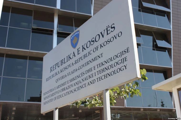 Ministria e Arsimit kritikohet për mosndëshkimin e 83 administratorëve që lejuan kopjimin