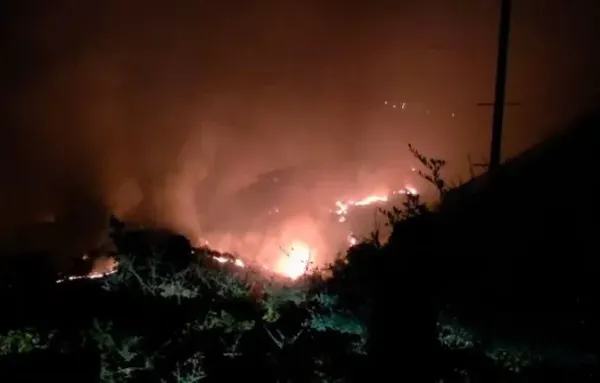 Zjarret në Himarë, gjashtë banesa digjen totalisht, banorë dhe turistë u larguan nga zona