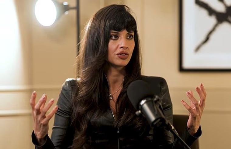 Jameela Jamil detyrohet të anulojë shfaqjen e saj ‘live’ të podcastit, për shkak të një problemi shëndetësor